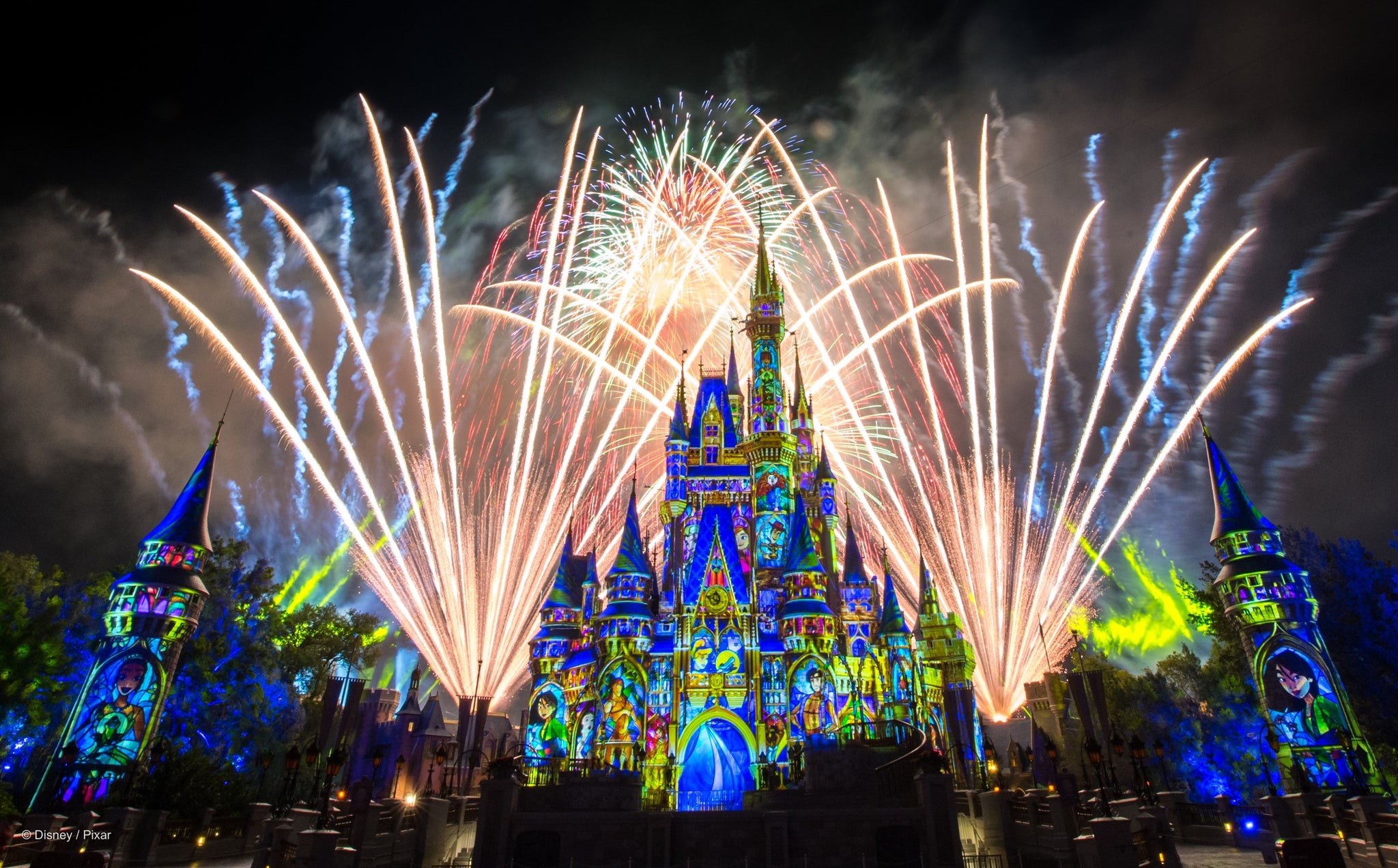 Disney Releases Virtual Viewing of Walt Disney World Fireworks | #DisneyMagicMoments Online!